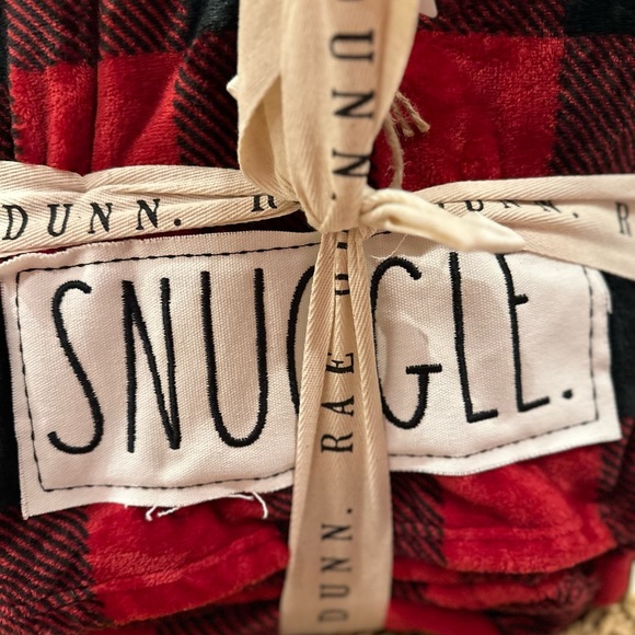 Rae Dunn Buffalo plaid blanket SNUGGLE boxed gift throw - Picture 9 of 11